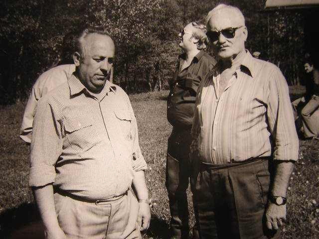 Predsedovia MsO Lučenec a MO Podbrezová v roku 1986. Vľavo p. Kantorák z Podbrezovej a p. Badík z LC-109